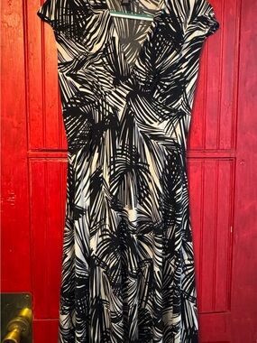 Black & White Printed V-Neck Midi Dress
